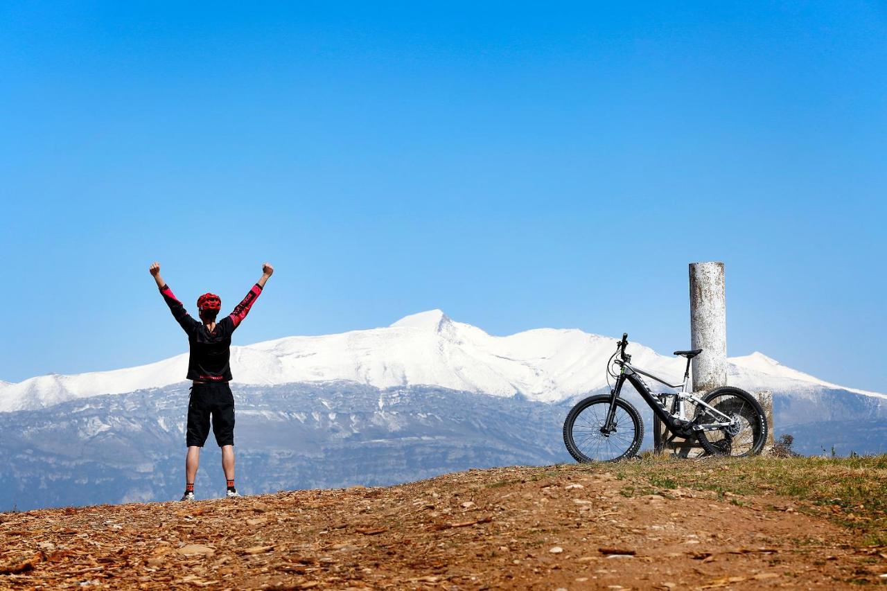 Albergue Sierra De Arbe Naval エクステリア 写真